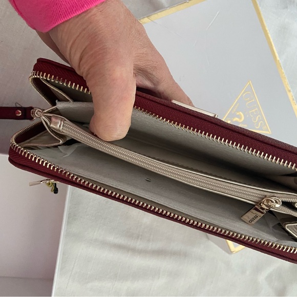 Clutch by Guess USA - Picture 6 of 12